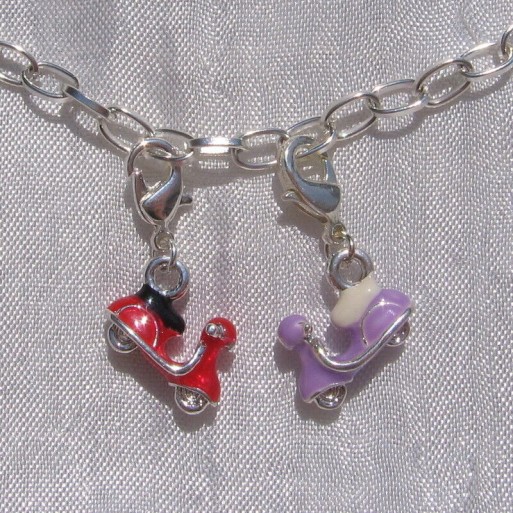 Breloque SCOOTER VIOLET ou ROUGE charm pendentif avec mousqueton métal argenté