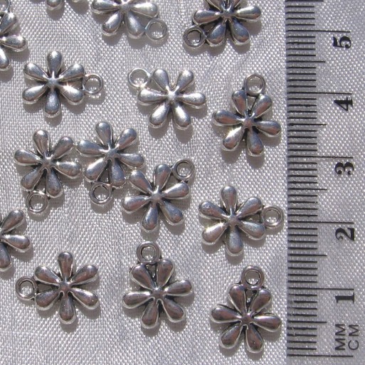 LOT de 10 BRELOQUES FLEURS double face argenté...