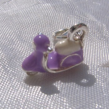 Breloque SCOOTER VIOLET ou ROUGE charm pendentif avec mousqueton métal argenté