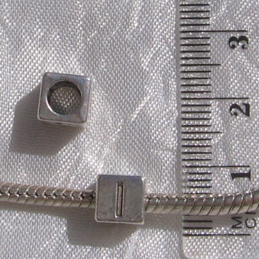 1 perle lettre alphabet A-Z 7mm trou 5mm métal argenté anneau cube serpent *K27A