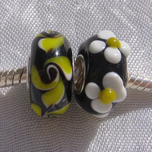 2 CHARMS PERLE RONDELLE DONUT VERRE NOIR JAUNE SOCLE UNI METAL ARGENTE *D697