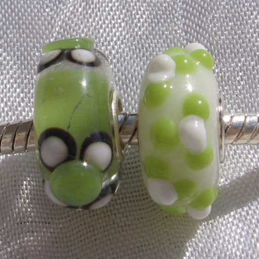 2 CHARMS PERLE RONDELLE DONUT VERRE VERT FLEURS SOCLE UNI METAL ARGENTE *D696