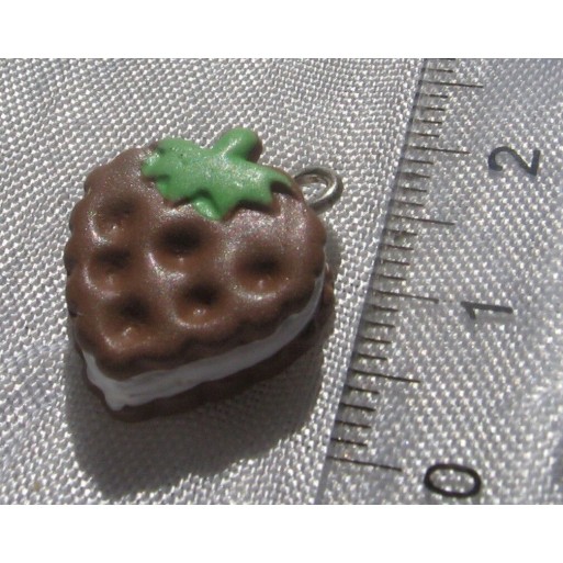 LOT DE 2 BRELOQUES FRAISE CHOCOLAT PENDENTIF BISCUIT EN RESINE avec anneau *B362