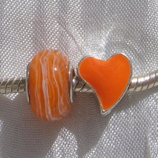 2 CHARM COEUR PERLE DONUT VERRE ORANGE METAL ARGENTE POUR CHAINE SERPENT *D636