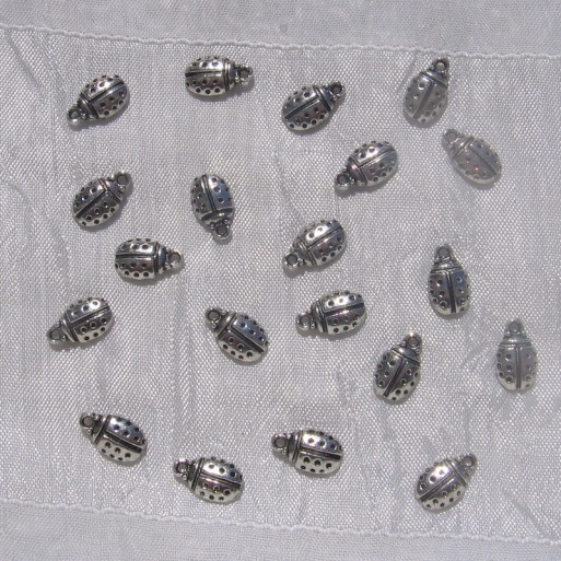 LOT DE 20 BRELOQUES PENDENTIFS COCCINELLE EN METAL ARGENTE 12mm x 7mm *B28