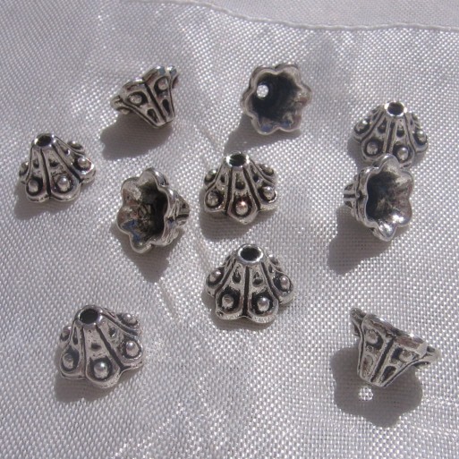 S44 - LOT DE 30 COUPELLES 10MM X 5MM INTERCALAIRES ARGENTÉS CLOCHES FLEURS