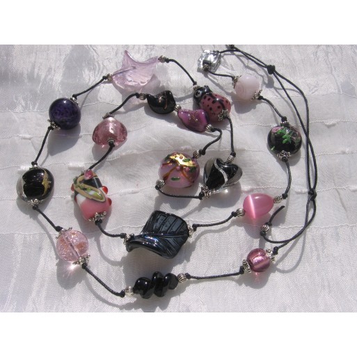 Sautoir perles indiennes, verre lampwork oeil de chat « En rose et noir »