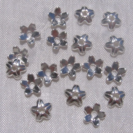 S47 - LOT DE 60 COUPELLES ARGENTÉES 9MM PERLES INTERCALAIRES FLEURS TROU 2MM