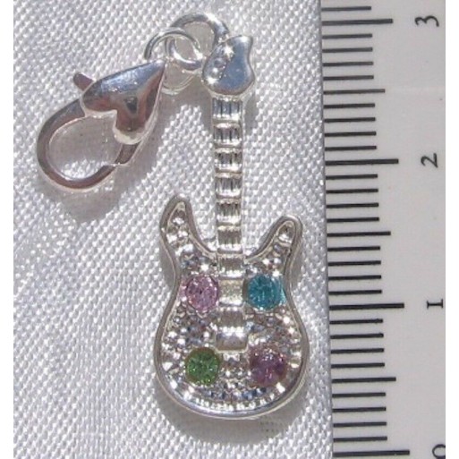 V67 - 1 CHARM GUITARE STRASS BRELOQUE SUR MOUSQUETON METAL ARGENTE