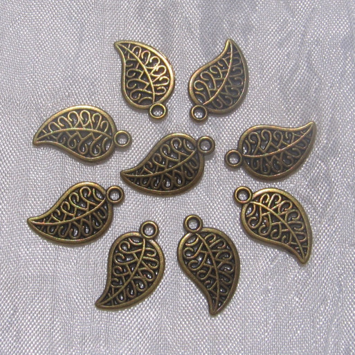 J153 - LOT DE 40 BRELOQUES FEUILLES PENDENTIFS BRONZE SANS NICKEL 18mm x 10mm