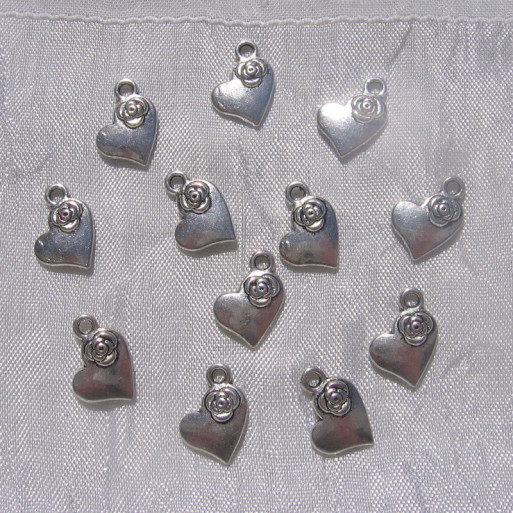 LOT DE 10 BRELOQUES PERLES COEUR A LA FLEUR 15mm x 11mm METAL ARGENTE *B224