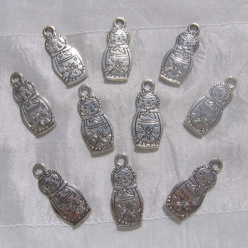 LOT DE 10 BRELOQUES PENDENTIFS POUPEE MATRIOCHKA BABOUCHKA PERLES ARGENTÉES B174