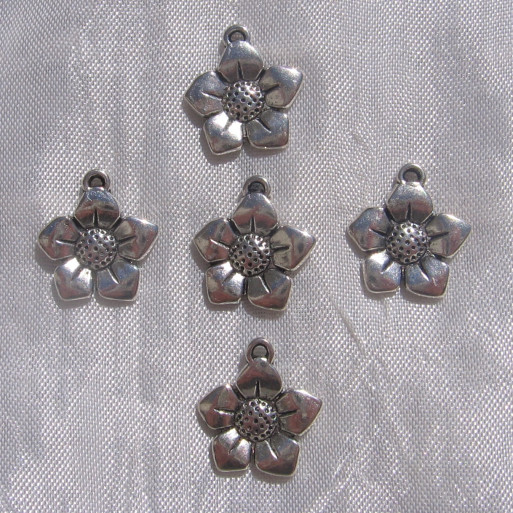 LOT DE 10 BRELOQUES FLEURS 14mm x 15mm pétales pendentifs perles argentées *B311